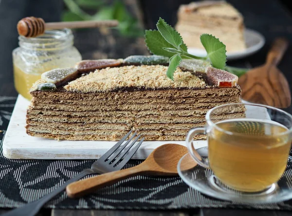 Gâteau Miel Couches Sur Fond Sombre Avec Des Branches Menthe — Photo