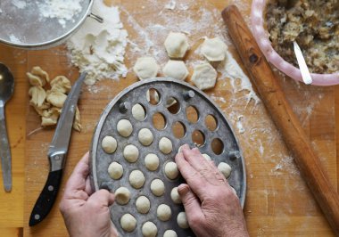 Ravioli ya da mantı mantı kullanarak ev yapımı hamur tatlısı ya da dilimlenmiş hamur köftesi yapmak için adım adım. Kadınların elleri açılır Hazır hamur tatlısı.