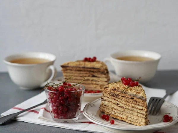 Deux Morceaux Gâteau Feuilleté Miel Avec Des Baies Groseille Congelées — Photo