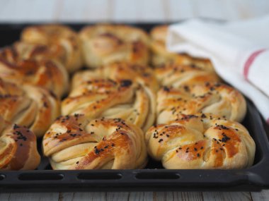 Ev fırınından fırında pişmiş taze ev yapımı çörekler. Yemek arkaplanı..