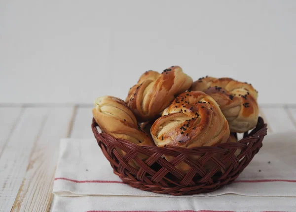 Fondo Pastelería Alimentos Bollos Hechos Casa Una Canasta Natural Sobre —  Fotos de Stock