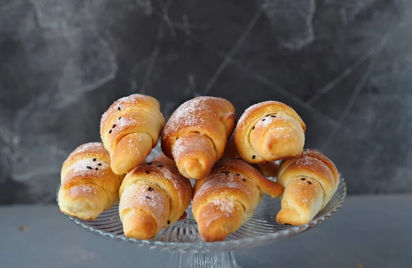 Croissants Franceses Jarrón Cristal Sobre Fondo Madera Oscura Tema Comida —  Fotos de Stock