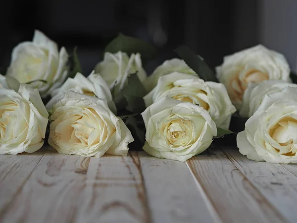 Rosas Brancas Dispostas Frente Fundo Decorativo Madeira Leve Para Texto — Fotografia de Stock