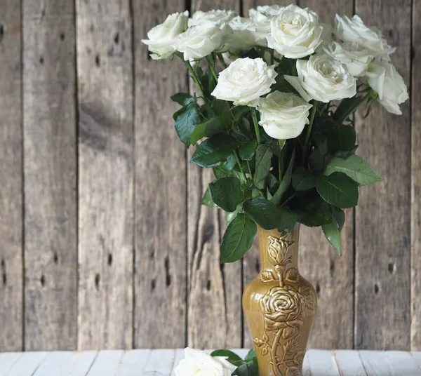 文字的位置 有花的贺卡 白色的玫瑰束在一个粘土花瓶的天然木制背景 — 图库照片