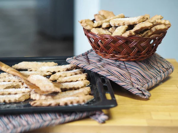 Natural Wicker Plate Ready Made Freshly Baked Cookies Baking Sheet — Stock Photo, Image