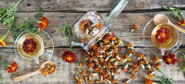 Temporada Cosecha Hierbas Fondo Madera Con Flores Rojas Medicinales Secas — Foto de Stock