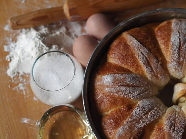 Hausgemachte Ungekochte Brötchen Einer Auflaufform Auf Einem Schneidebrett Mit Küchenutensilien — Stockfoto