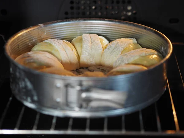 Σπιτικά Άψητα Ψωμάκια Ένα Ταψί Στον Φούρνο Της Κουζίνας Εορταστική — Φωτογραφία Αρχείου