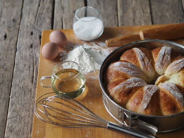 Pães Caseiros Prontos Uma Assadeira Fundo Madeira Com Ingredientes Para — Fotografia de Stock