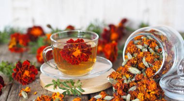 Kurumuş çiçekli tıbbi sonbahar arkaplanı. Bitki çaylı çay, Calendula çiçekleri, Chernobrovtsi ya da eski ahşap arka planda Mary 's Gold. Bitki çayı sağlığına iyi gelir..