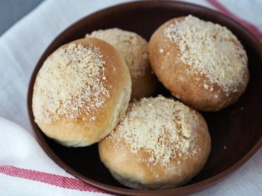 Doğal bir tabakta yuvarlak hamburgerler. Yemek hazır. Ev yemeği konsepti. Ekmek ve ekmekler.