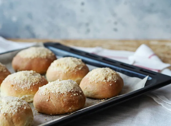 Bollos Hechos Casa Una Bandeja Para Hornear Negra Del Horno —  Fotos de Stock