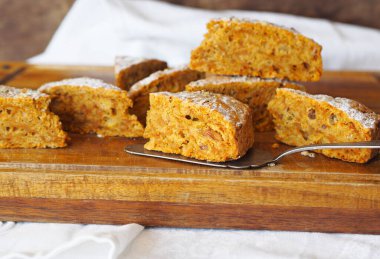 Dilimlenmiş ev yapımı balkabağı turtası bir mutfak tahtasının üzerinde peçeteyle duruyor. Ev yapımı sağlıklı yiyecekler..