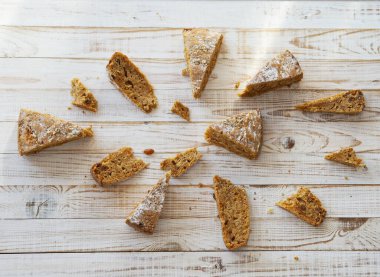 Yuvarlak bir ev yapımı balkabağı turtası parçalara ayrılır ve sanki patlıyormuş gibi ahşap bir masaya yerleştirilir. Ev yapımı sağlıklı yiyecekler..