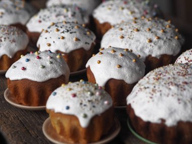 Ahşap arka planda ev yapımı Paskalya kekleri