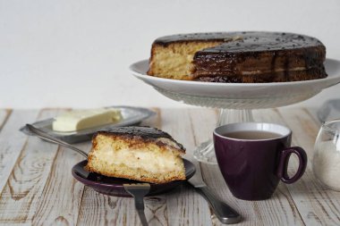 Çikolata kremalı yeni yapılmış Enchantress pastası. Ev yapımı sağlıklı yemekler..