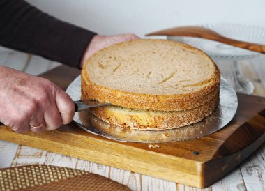 Pasta yapma süreci. Kadınların elleri kremayı kek tepsisinde karıştırır..