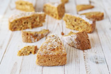 Yuvarlak bir ev yapımı balkabağı turtası parçalara ayrılır ve sanki patlıyormuş gibi ahşap bir masaya yerleştirilir. Ev yapımı sağlıklı yiyecekler..