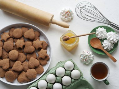 Yumurta, kurabiye, marşmelov, ballı çay eşliğinde Paskalya festivali. Metnin için yer.