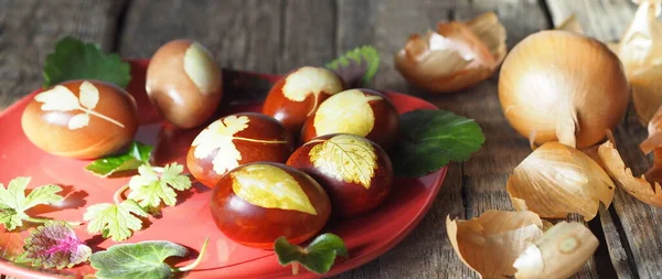 Red Plate Easter Eggs Onion Peel Ancient Wooden Background Easter — Stock Photo, Image