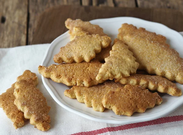 Hausgemachte Honig Shortbread Kekse Mit Geschnitzten Rändern Auf Einem Hölzernen — Stockfoto