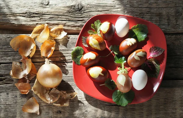 Eggs Plate Onion Peels Wooden Background Festive Background — Stock Photo, Image