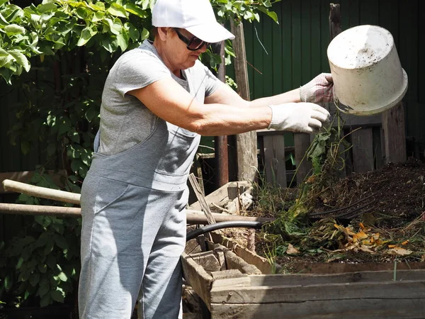 Una Mujer Vierte Desperdicio Comida Cubo Montón Compost Preparación Privada — Foto de Stock
