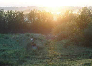 Nehrin üzerinde gün doğumu. Yaz sabahı.