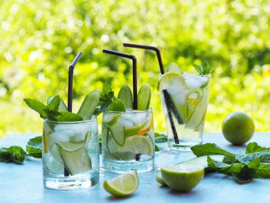 Yaz içeceği. Soğutmak için buzlu, salatalıklı, limonlu ve limonlu doğal bir içecek..
