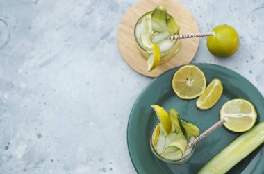 Yaz içeceği. Soğutmak için buzlu, salatalıklı, limonlu ve limonlu doğal bir içecek..