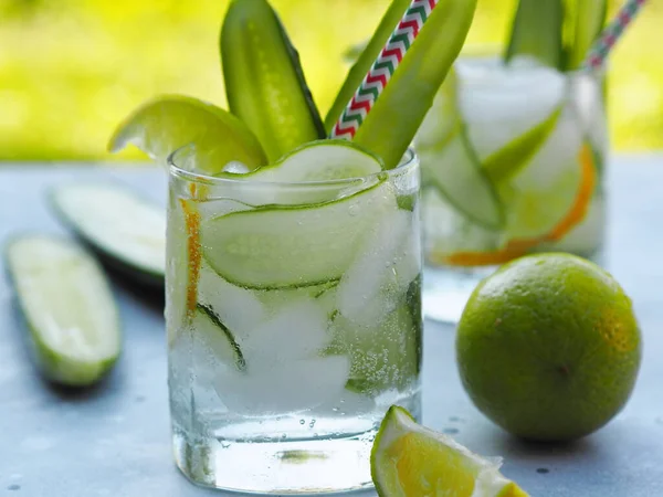 Letni Drink Naturalny Napój Lodem Ogórkiem Cytryną Limonką Ostygnięcia Upale — Zdjęcie stockowe