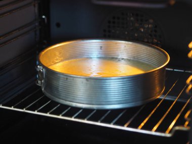 Ev yemeği. Muzlu bisküvi yapma süreci. Mutfak fırınında pişmiş hamur gibi. Şekerleme arkaplanı.