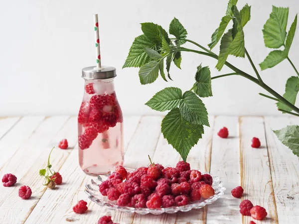 Tonic Drink Ice Raspberries Onik Glass Summer Drink Light Wooden — Foto Stock