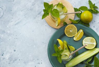 Yaz içeceği. Soğutmak için buzlu, salatalıklı, limonlu ve limonlu doğal bir içecek..