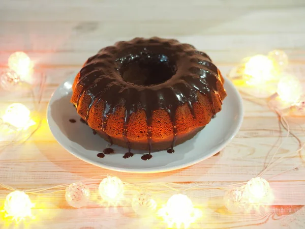 Cuisine Maison Gâteau Rond Chocolat Glacé Sur Fond Bois Illuminé — Photo