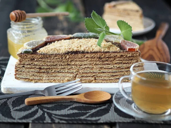 Gâteau Miel Couches Sur Fond Sombre Avec Des Branches Menthe — Photo