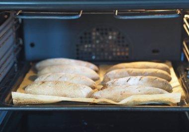 Ev yapımı kek. Tam tahıllı undan yapılan doğal ekmek, fırında siyah bir pişirme çarşafında pişirilir..