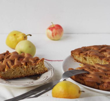 Eski bir masa üzerindeki yaz elmalı turtasından ya da kekten kesilmiş bir parça. Ev yapımı pişirme..