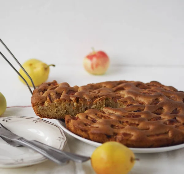 Кусочек яблочного пирога или кекса на древнем столе. Домашняя выпечка. — стоковое фото
