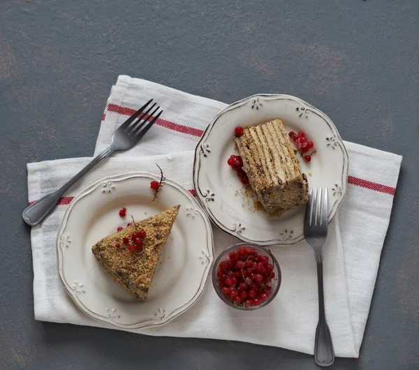 Gri arka planda kırmızı üzümlü iki parça ballı puf kek. Gıda arkaplanı.