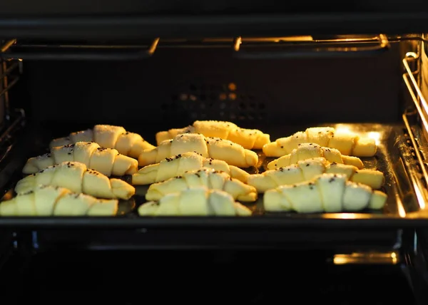 Női Kéz Frissen Sült Croissant Tart Egy Sütőlapon Konyhai Sütőből — Stock Fotó