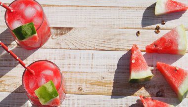 Karpuzlu yemek arkaplanı. Beyaz ahşap arka planda buzlu taze kırmızı karpuz içeceği..