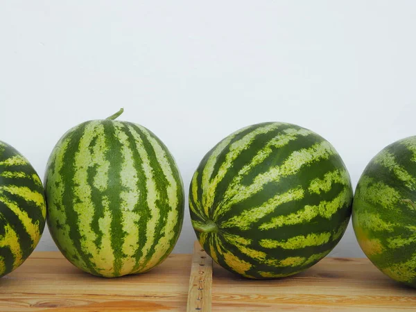 Grandes Frutos Melancias Uma Mesa Madeira Fundo Alimentar — Fotografia de Stock