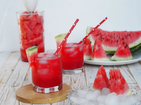 スイカの食べ物の背景 白い木の背景に氷と新鮮な赤スイカの飲み物 — ストック写真