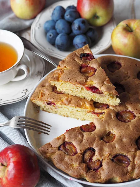 Table Dressée Avec Tarte Ronde Été Fraîchement Cuite Aux Pommes Images De Stock Libres De Droits