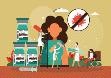 Doktor, hastanın üst koluna COVID-19 aşısı yapıyor. Aşı zamanı. Dokunulmazlık sağlığı