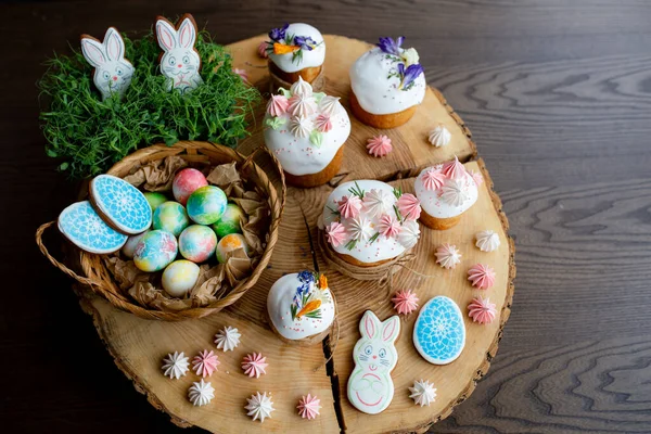Christliches Ostern 2021 Osterdeko Kuchen Mit Baiser Und Blumen Bemalte — Stockfoto