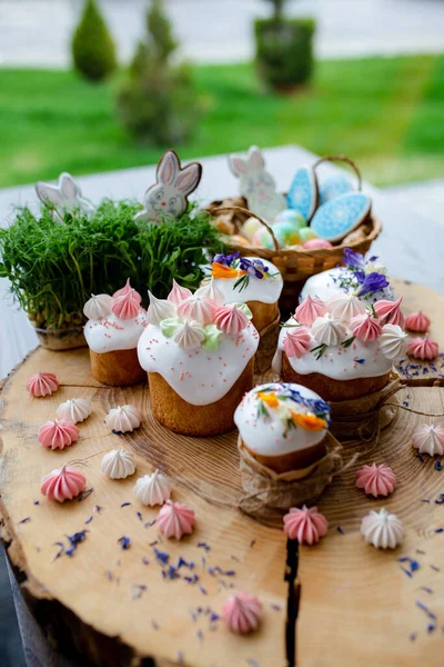 Osterdekor 2021 Kuchen Mit Weißem Zuckerguss Dekoriert Mit Rosa Baiser — Stockfoto