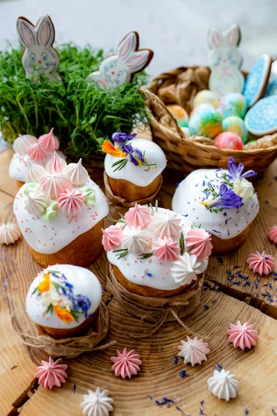 Osterdekor 2021 Kuchen Mit Weißem Zuckerguss Dekoriert Mit Rosa Baiser — Stockfoto