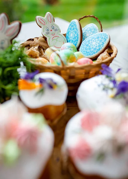 Osterdekor 2021 Kuchen Mit Weißem Zuckerguss Baiser Und Blumen Lebkuchen — Stockfoto